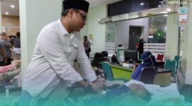 Pj Sekretaris Daerah Kabupaten Jember, Akhmad Helmi Luqman, saat mengunjungi ASN yang sedang dirawat di RSD dr. Soebandi (Foto: Fadli/Frensia).