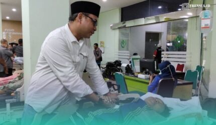 Pj Sekretaris Daerah Kabupaten Jember, Akhmad Helmi Luqman, saat mengunjungi ASN yang sedang dirawat di RSD dr. Soebandi (Foto: Fadli/Frensia).