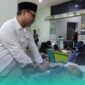 Pj Sekretaris Daerah Kabupaten Jember, Akhmad Helmi Luqman, saat mengunjungi ASN yang sedang dirawat di RSD dr. Soebandi (Foto: Fadli/Frensia).