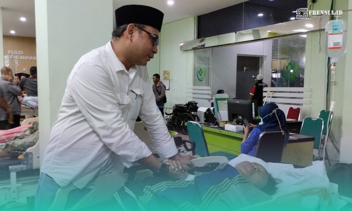 Pj Sekretaris Daerah Kabupaten Jember, Akhmad Helmi Luqman, saat mengunjungi ASN yang sedang dirawat di RSD dr. Soebandi (Foto: Fadli/Frensia).