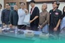 Ketua DPRD Jember Ahmad Halim dan Ketua DPC GMNI Jember saat menyepakati pakta integritas dalam mendukung pengesahan RUU PPRT (Foto: Fadli/Frensia). 