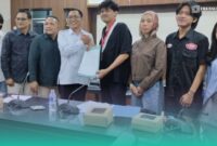 Ketua DPRD Jember Ahmad Halim dan Ketua DPC GMNI Jember saat menyepakati pakta integritas dalam mendukung pengesahan RUU PPRT (Foto: Fadli/Frensia). 