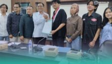 Ketua DPRD Jember Ahmad Halim dan Ketua DPC GMNI Jember saat menyepakati pakta integritas dalam mendukung pengesahan RUU PPRT (Foto: Fadli/Frensia). 