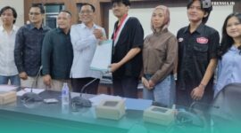 Ketua DPRD Jember Ahmad Halim dan Ketua DPC GMNI Jember saat menyepakati pakta integritas dalam mendukung pengesahan RUU PPRT (Foto: Fadli/Frensia). 