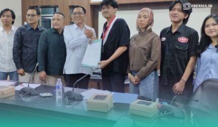 Ketua DPRD Jember Ahmad Halim dan Ketua DPC GMNI Jember saat menyepakati pakta integritas dalam mendukung pengesahan RUU PPRT (Foto: Fadli/Frensia).
