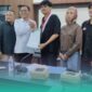 Ketua DPRD Jember Ahmad Halim dan Ketua DPC GMNI Jember saat menyepakati pakta integritas dalam mendukung pengesahan RUU PPRT (Foto: Fadli/Frensia). 