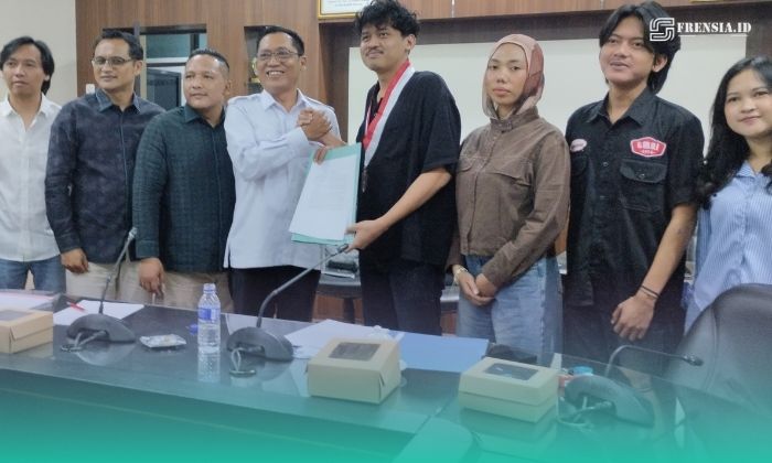 Ketua DPRD Jember Ahmad Halim dan Ketua DPC GMNI Jember saat menyepakati pakta integritas dalam mendukung pengesahan RUU PPRT (Foto: Fadli/Frensia). 