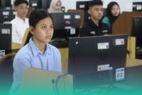 Carissa Vania Artamevira, peserta penyandang disabilitas pendengaran menggunakan alat bantu dengar milik pribadi, saat mengikuti UTBK SNBT 2026 di Universitas Jember, Selasa (21/04/2026).
