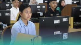 Carissa Vania Artamevira, peserta penyandang disabilitas pendengaran menggunakan alat bantu dengar milik pribadi, saat mengikuti UTBK SNBT 2026 di Universitas Jember, Selasa (21/04/2026).