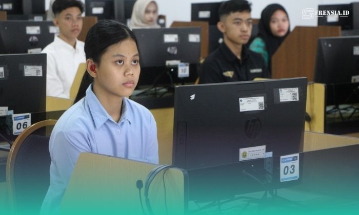 Carissa Vania Artamevira, peserta penyandang disabilitas pendengaran menggunakan alat bantu dengar milik pribadi, saat mengikuti UTBK SNBT 2026 di Universitas Jember, Selasa (21/04/2026).