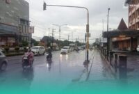 Air hujan yang menggenangi jalan depan Hotel Bandung Permai, Kecamatan Kaliwates, Jember, (Foto: Sigit/Frensia). 