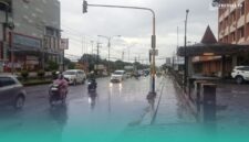 Air hujan yang menggenangi jalan depan Hotel Bandung Permai, Kecamatan Kaliwates, Jember, (Foto: Sigit/Frensia). 