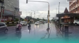 Air hujan yang menggenangi jalan depan Hotel Bandung Permai, Kecamatan Kaliwates, Jember, (Foto: Sigit/Frensia). 