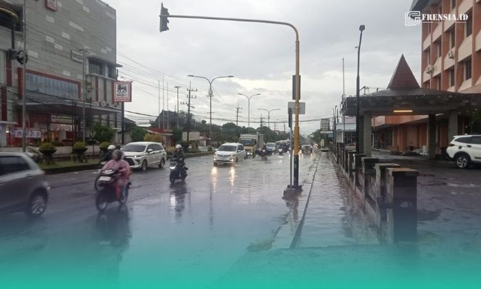 Air hujan yang menggenangi jalan depan Hotel Bandung Permai, Kecamatan Kaliwates, Jember, (Foto: Sigit/Frensia). 
