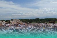 Gunungan sampah di TPA Pakusari, Jember (Foto: Fadli/Frensia). 