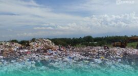 Gunungan sampah di TPA Pakusari, Jember (Foto: Fadli/Frensia). 