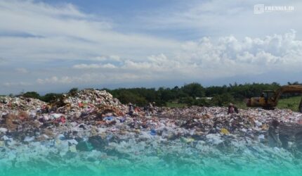 Gunungan sampah di TPA Pakusari, Jember (Foto: Fadli/Frensia).