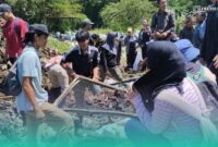 Sejumlah mahasiswa Mapala se-Jember saat melakukan pengambilan kompos di TPA Pakusari, Jember, (Foto: Fadli/Frensia). 