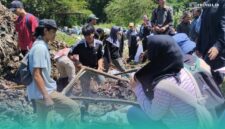 Sejumlah mahasiswa Mapala se-Jember saat melakukan pengambilan kompos di TPA Pakusari, Jember, (Foto: Fadli/Frensia). 