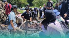 Sejumlah mahasiswa Mapala se-Jember saat melakukan pengambilan kompos di TPA Pakusari, Jember, (Foto: Fadli/Frensia). 