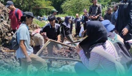 Sejumlah mahasiswa Mapala se-Jember saat melakukan pengambilan kompos di TPA Pakusari, (Foto: Fadli/Frensia).