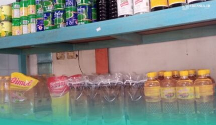 Deretan merk minyak di salah satu toko yang berada di dekat Pasar Tanjung, Jember, (Foto: Istimewa).