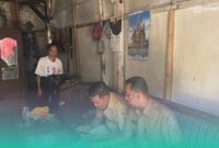 Petugas dinas di Jember sedang evaluasi program verval data kemiskinan (Foto: Istimewa). 