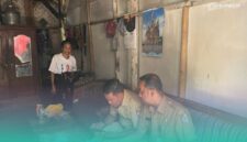 Petugas dinas di Jember sedang evaluasi program verval data kemiskinan (Foto: Istimewa). 