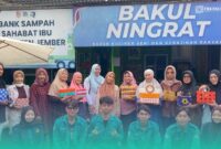 Direktur Bank Sampah 'Sahabat Ibu', Mira Christina Effyati, saat foto bareng bersama mahasiswa (Foto: Istimewa). 