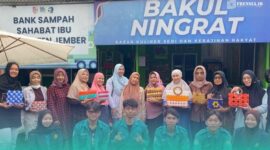 Direktur Bank Sampah 'Sahabat Ibu', Mira Christina Effyati, saat foto bareng bersama mahasiswa (Foto: Istimewa). 