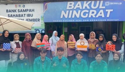Direktur Bank Sampah 'Sahabat Ibu', Mira Christina Effyati, saat membersamai mahasiswa (Foto: Istimewa).