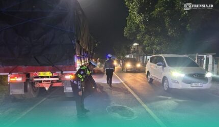 Satlantas saat melakukan olah Tempat Kejadian Perkara (TKP), (Foto: Istimewa).