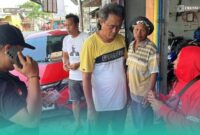 Pembeli saat melakukan transaksi di toko sepeda (Foto: Istimewa). 