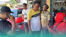 Pembeli saat melakukan transaksi di toko sepeda (Foto: Istimewa). 