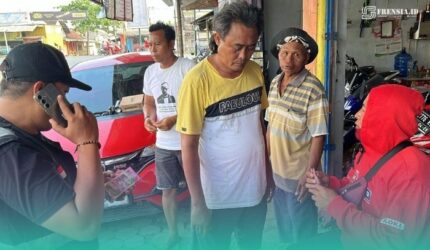 Pembeli saat melakukan transaksi di toko sepeda (Foto: Istimewa).