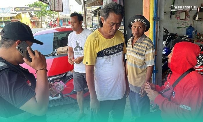 Pembeli saat melakukan transaksi di toko sepeda (Foto: Istimewa). 