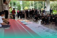 Sejumlah mahasiswa Universitas Jember (UNEJ) yang sedang menggelar aksi demonstrasi di depan Gedung Rektorat UNEJ (Foto: Fadli/Frensia). 