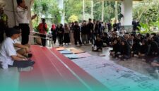 Sejumlah mahasiswa Universitas Jember (UNEJ) yang sedang menggelar aksi demonstrasi di depan Gedung Rektorat UNEJ (Foto: Fadli/Frensia). 