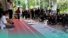 Sejumlah mahasiswa Universitas Jember (UNEJ) yang sedang menggelar aksi demonstrasi di depan Gedung Rektorat UNEJ (Foto: Fadli/Frensia). 