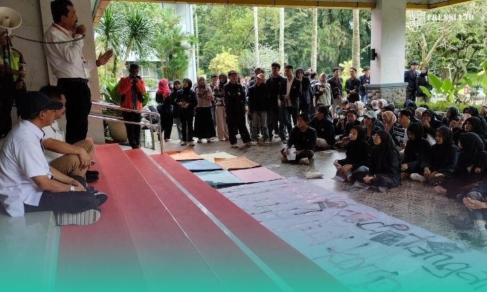 Sejumlah mahasiswa Universitas Jember (UNEJ) yang sedang menggelar aksi demonstrasi di depan Gedung Rektorat UNEJ (Foto: Fadli/Frensia). 
