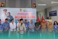 Bupati Jember, Gus Muhammad Fawait saat meresmikan Klinik Calon Pegawai Migran Indonesia (CPMI) di RSD Kecamatan Balung (Foto: Fadli/Frensia). 