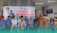 Bupati Jember, Gus Muhammad Fawait saat meresmikan Klinik Calon Pegawai Migran Indonesia (CPMI) di RSD Kecamatan Balung (Foto: Fadli/Frensia). 