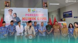 Bupati Jember, Gus Muhammad Fawait saat meresmikan Klinik Calon Pegawai Migran Indonesia (CPMI) di RSD Kecamatan Balung (Foto: Fadli/Frensia). 