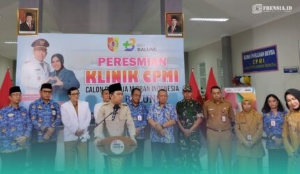 Bupati Jember, Gus Muhammad Fawait saat meresmikan Klinik Calon Pegawai Migran Indonesia (CPMI) di RSD Kecamatan Balung (Foto: Fadli/Frensia).