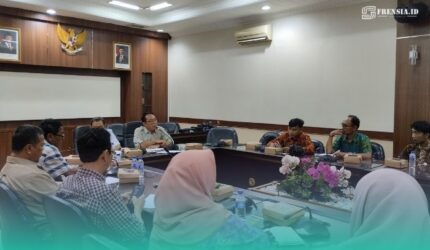 Komisi C DPRD Jember saat mengadakan Rapat Dengar Pendapat (RDP) dengan PT KAI Daop 9 (Foto: Fadli/Frensia).