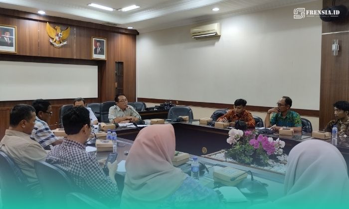 Komisi C DPRD Jember saat mengadakan Rapat Dengar Pendapat (RDP) dengan PT KAI Daop 9 (Foto: Fadli/Frensia). 