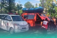 Tim PMI Jember siagakan ambulans untuk evakuasi warga yang hanyut di sungai Garahan, Silo, Jember (Foto: PMI Jember). 