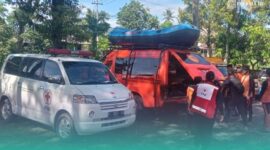 Tim PMI Jember siagakan ambulans untuk evakuasi warga yang hanyut di sungai Garahan, Silo, Jember (Foto: PMI Jember). 