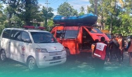 Tim PMI Jember siagakan ambulans untuk evakuasi warga yang hanyut di sungai Garahan, Silo, Jember (Foto: PMI Jember).