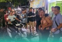 Korban saat dilerai oleh warga setempat usai terlibat perkelahian (Foto: Istimewa). 